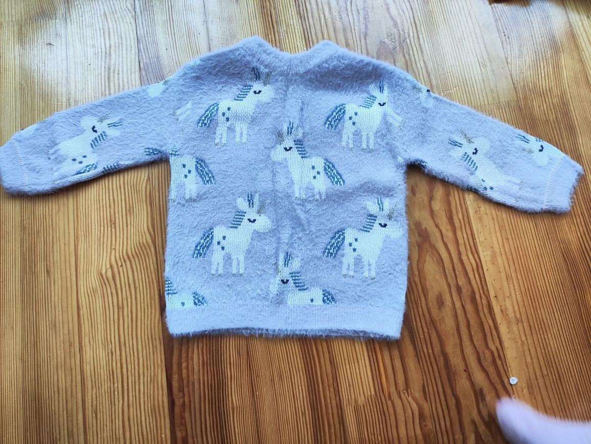 светр з єдинорогами