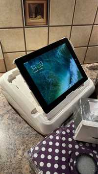 Tablet iPad Apple Retina + nowa poduszka stojak na tablet -cały zestaw