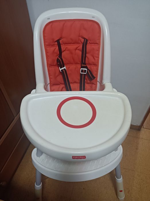Cadeira de refeição de bebé.