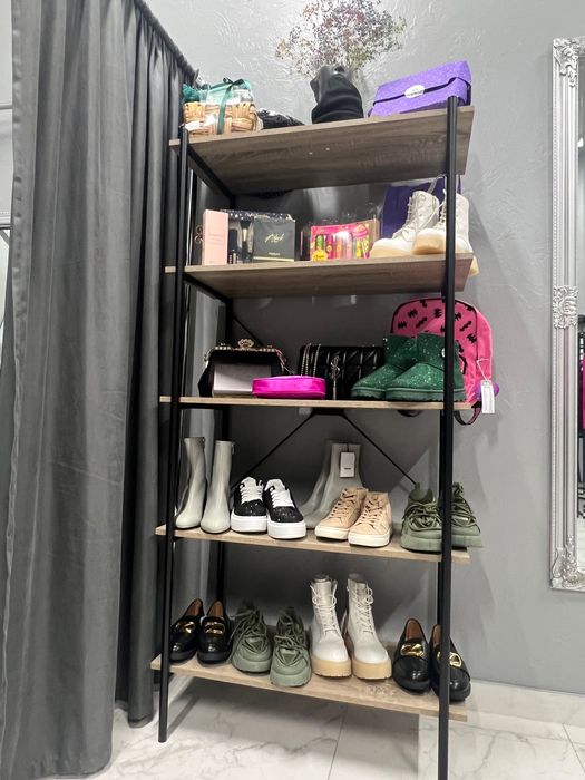 Стелажі ,дзеркало ,вішачки для одягу ,примірочна,одяг під реалізацію