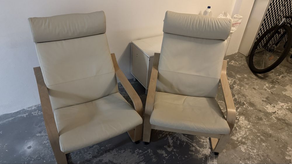 Poltronas POÄNG em madeira e em pele