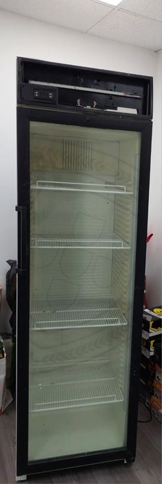 Vende-se arca vertical com publicidade.