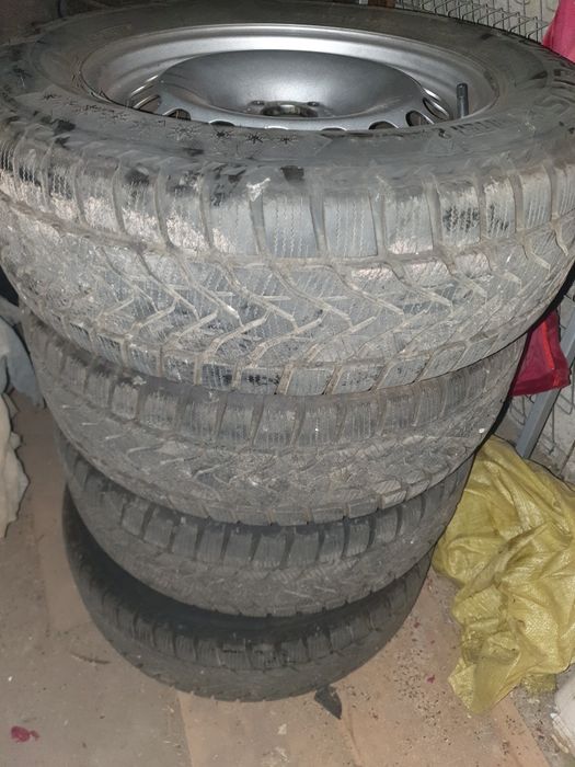 4 opony zimowe z felgami stalowymi  215/65/16R