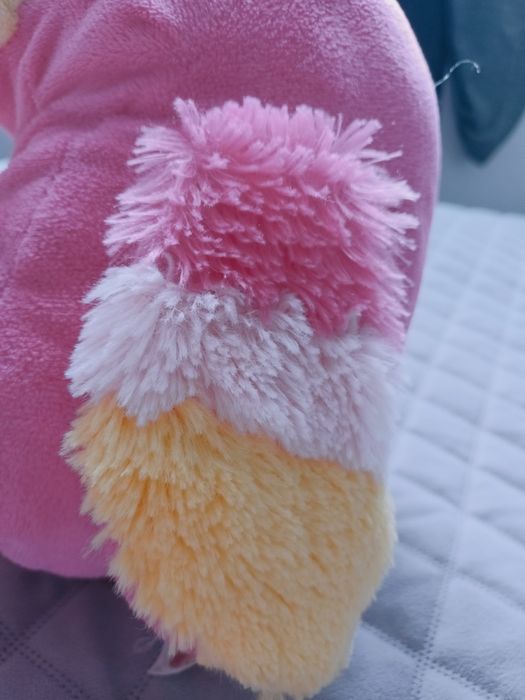 Maskotka ptak różowy siedzi