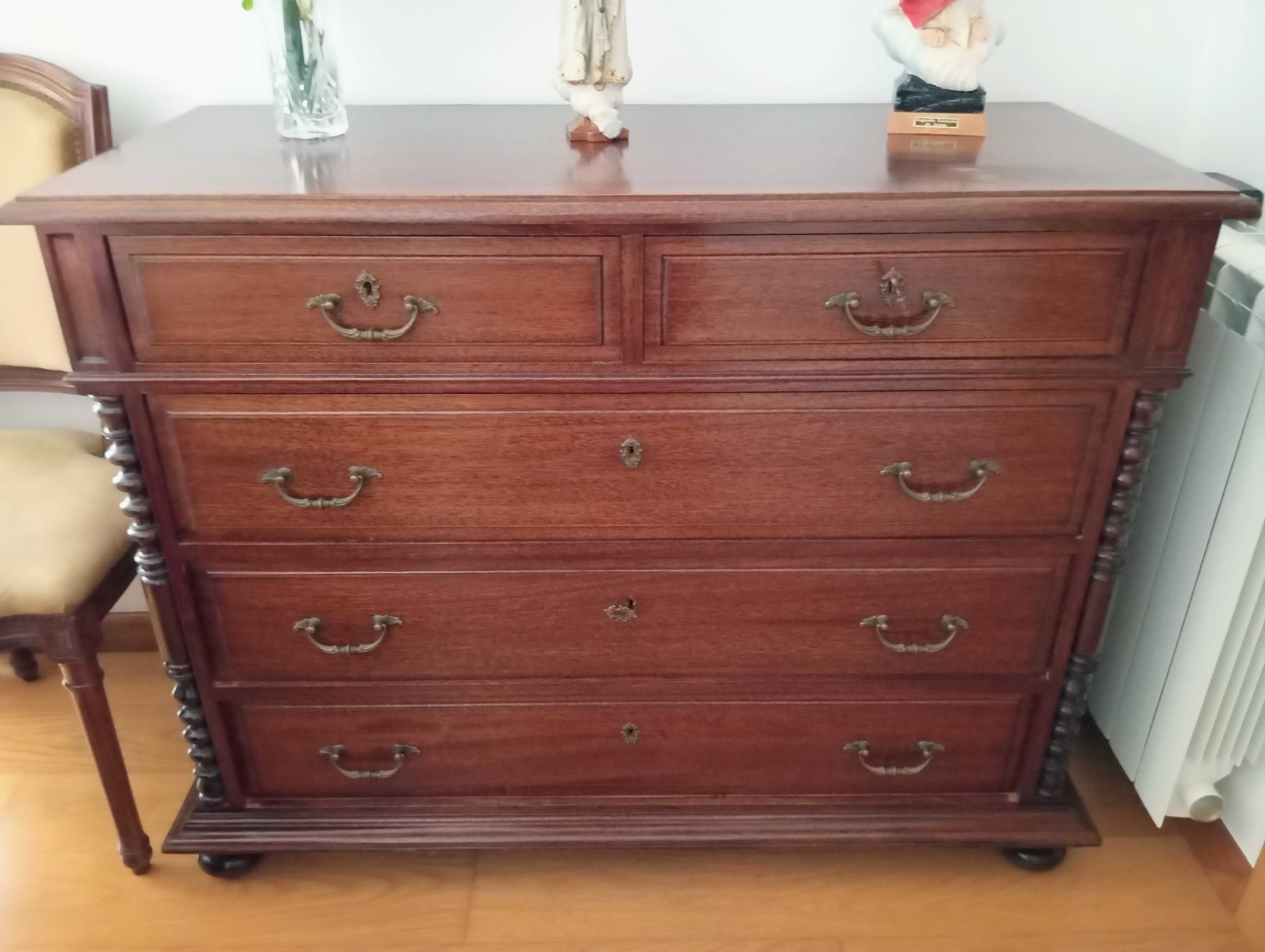 Conjunto de quarto com cama, cómoda, e 2 mesas de cabeceira em mogno