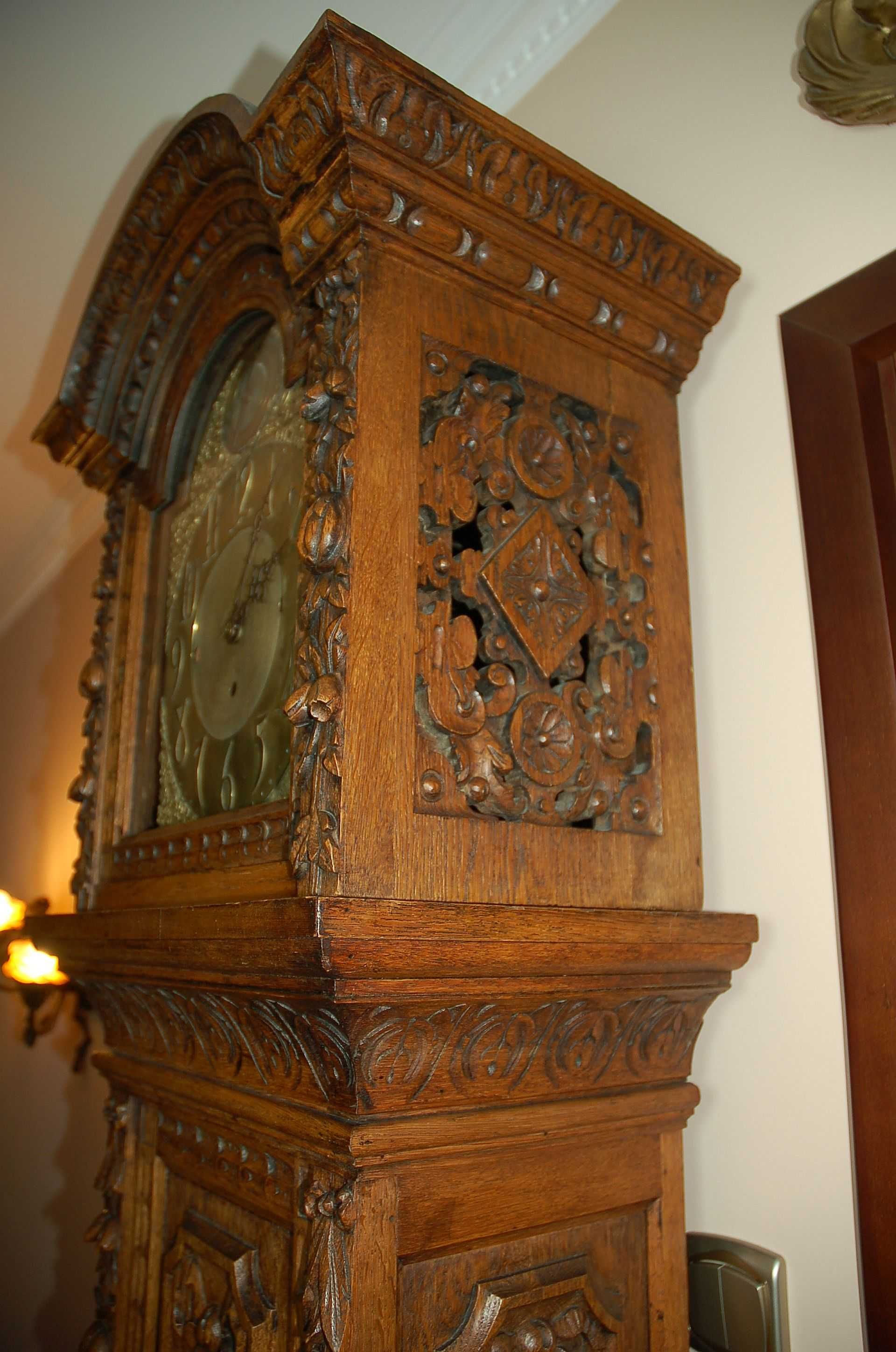 Zegar stojący XVIII w. 5 gongów i 8 dzwonków.