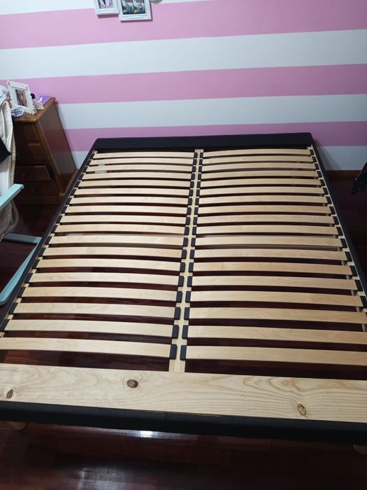Estrutura  de cama com estrado com pés   de madeira
