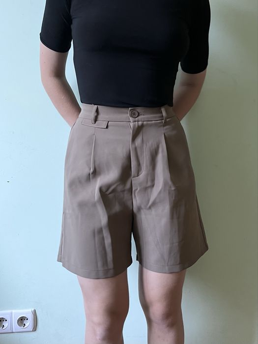 Бежеві жіночі шорти. Класика. Бермуди. S