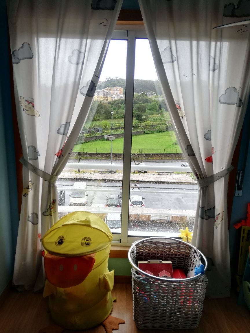 Tapete e cortinas para quarto de criança