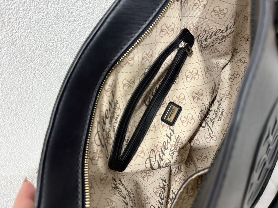 Стильна чорна жіноча сумка Guess
