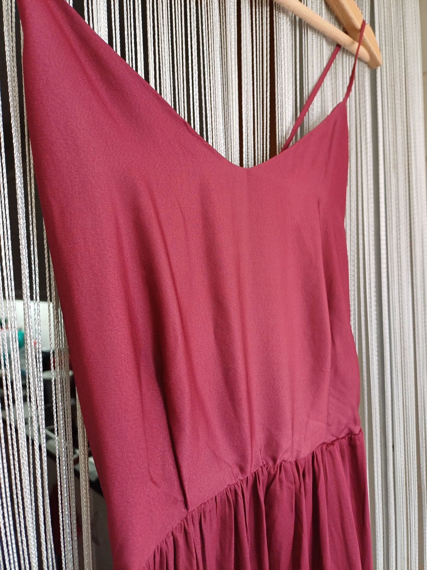 Lindo vestido comprido bordeaux, com belo entrançado nas costas (S)