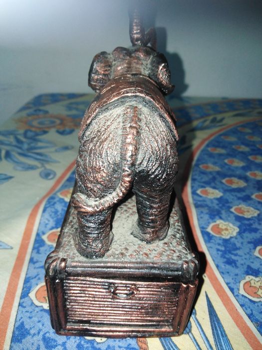 Szkatułka z figurką słonia