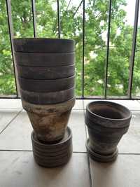 Ceramiczne doniczki z podstawkami szare