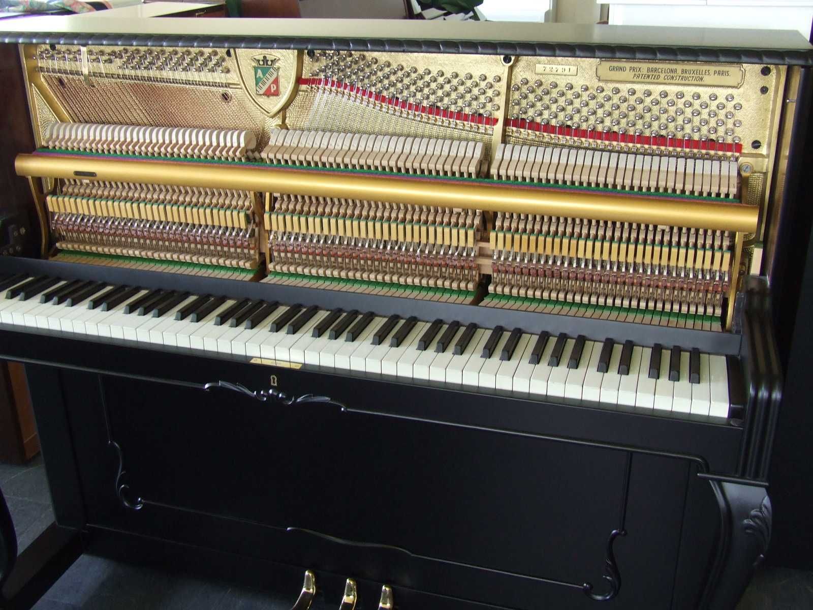 Pianino Petrof czarne po renowacji - instrument i mebel