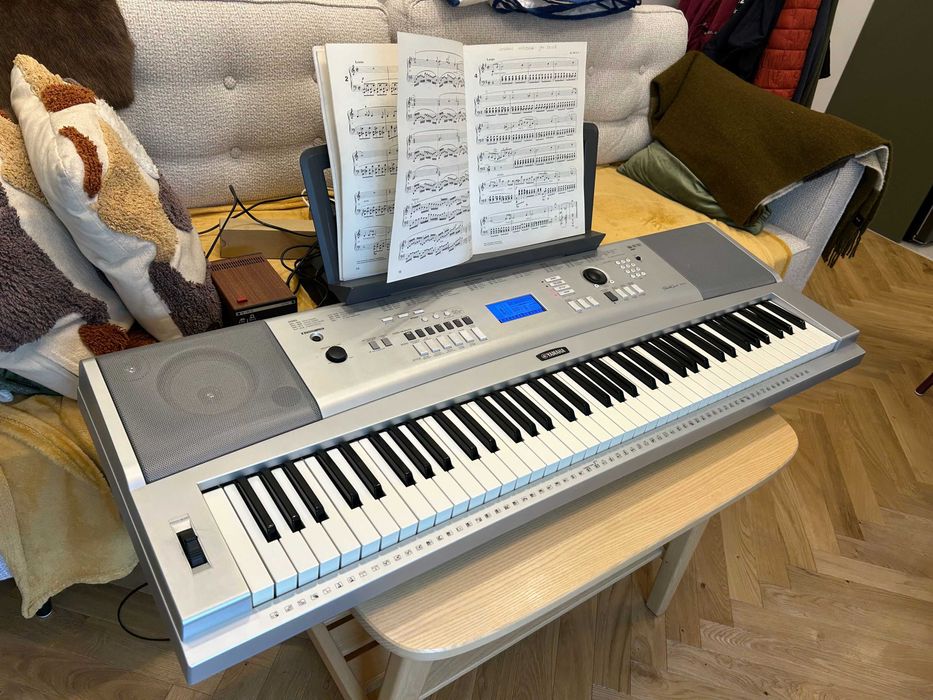 Yamaha DGX220 keyboard