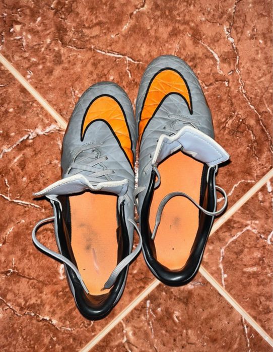 Chuteiras Nike Cinzento e Laranja