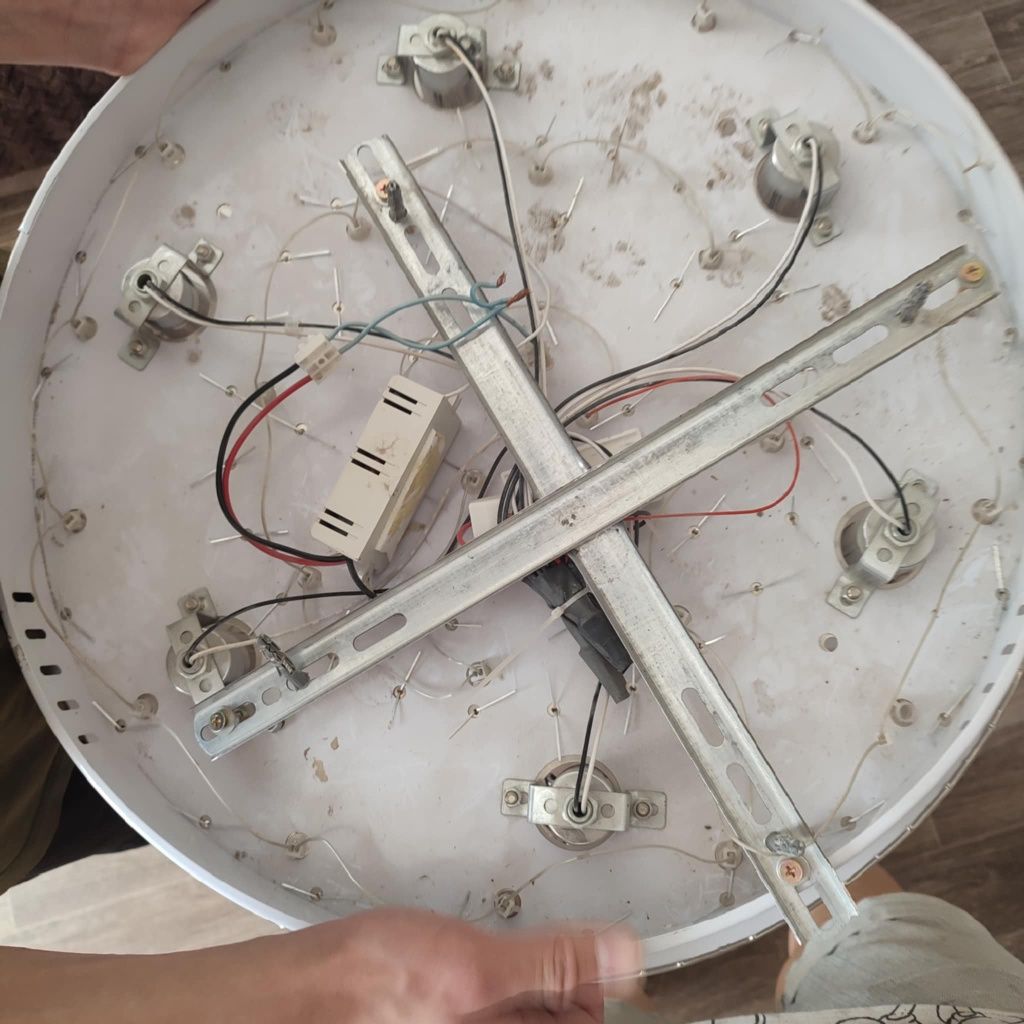 Продам люстру с подсветкой 3 цвета