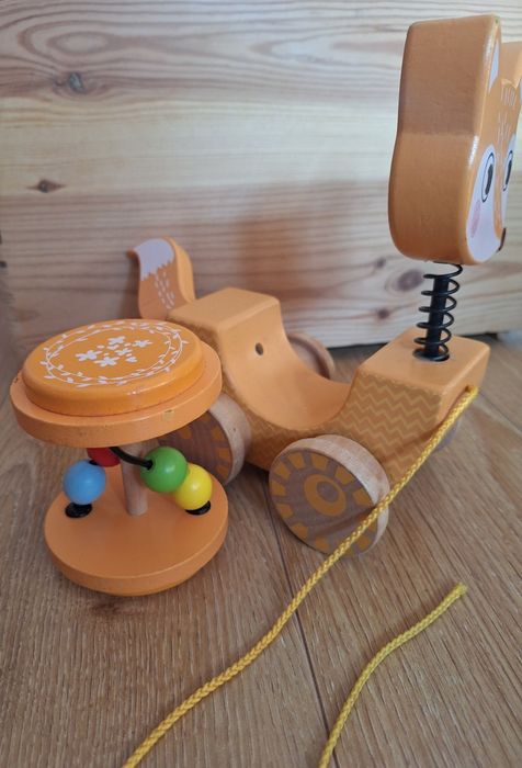 Drewniany lisek na kółkach