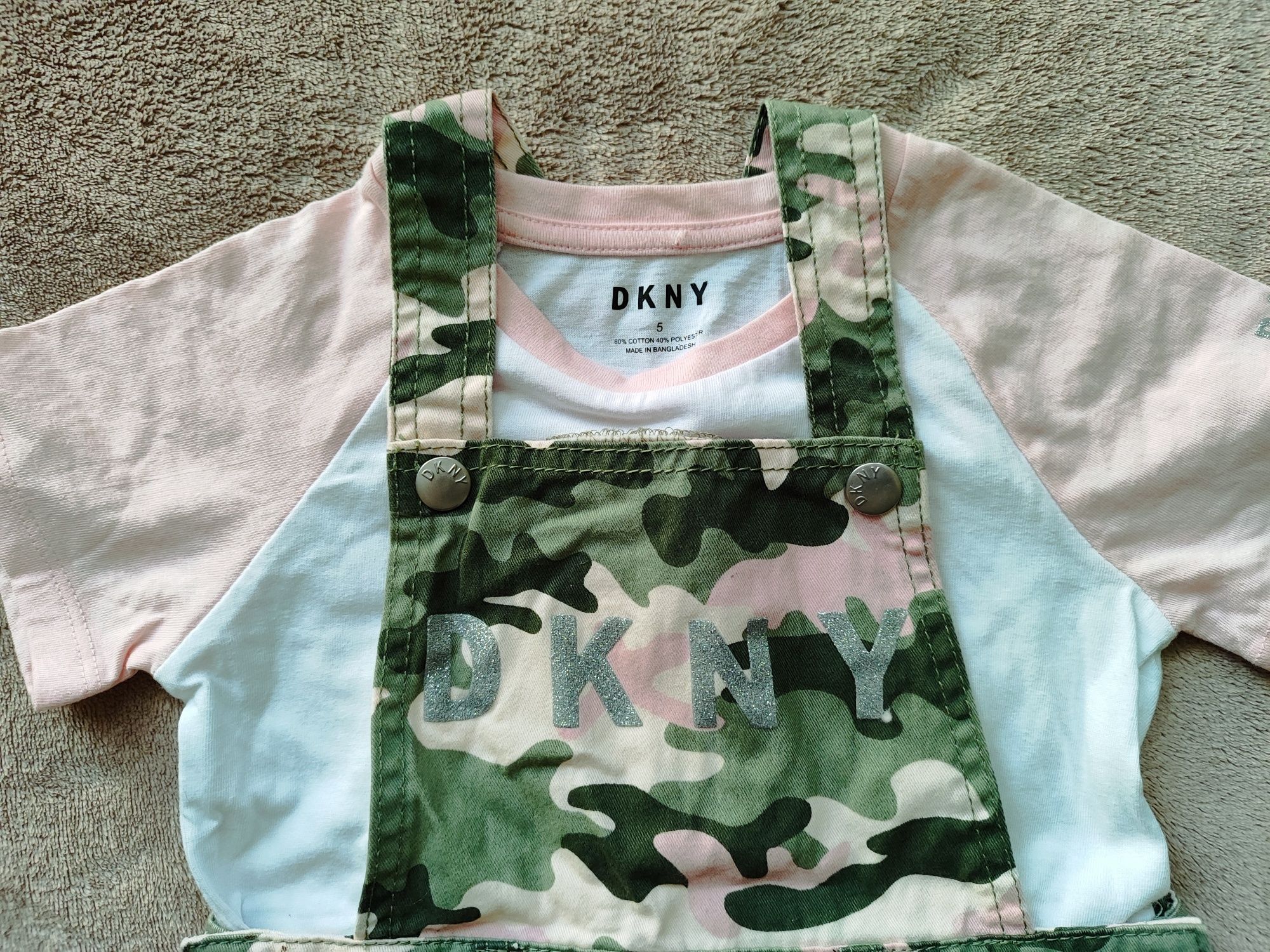 Spódniczka ogrodniczka DKNY rozmiar 5 - 110 moro i biały t-shirt