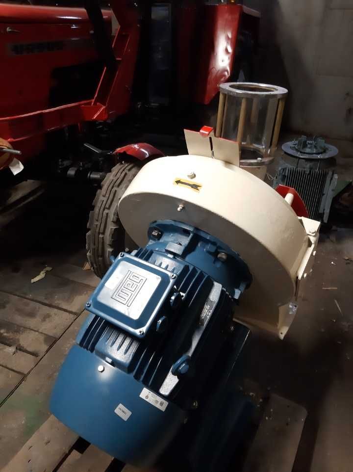 Duński młyn tarczowy Skiold  SK 5000 silnik 22 KW wydajność 5, 0 T/H