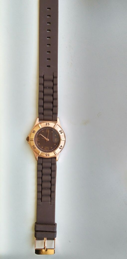 Damski zegarek z brązowym paskiem