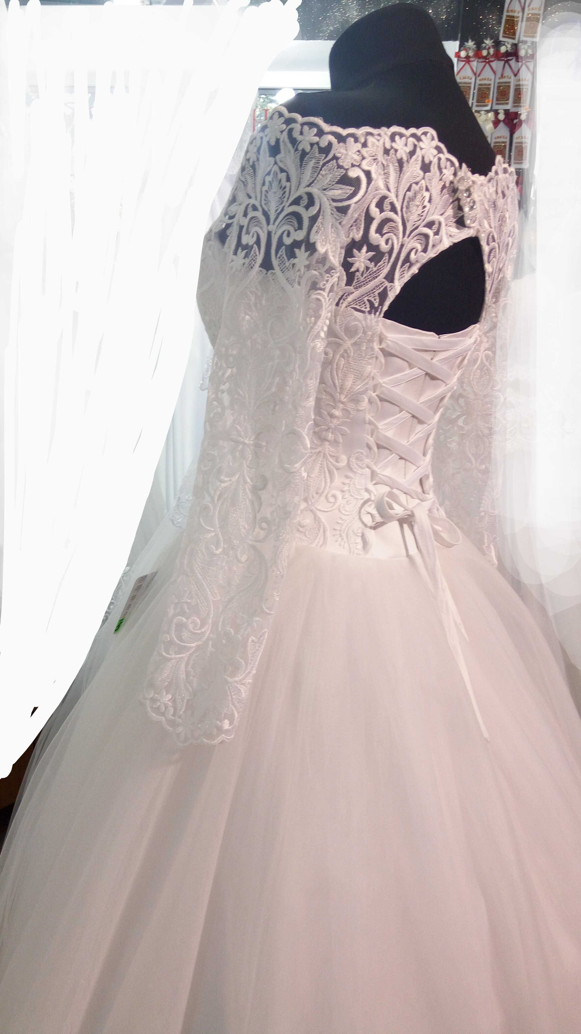 Весільна білосніжна сукня з корсетом