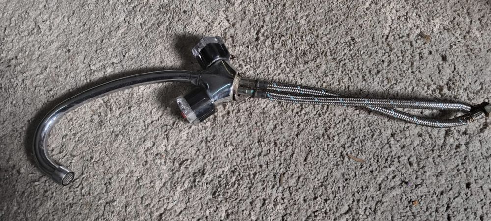 Torneira misturadora giratória para bancada.
A funcionar perfeitamente