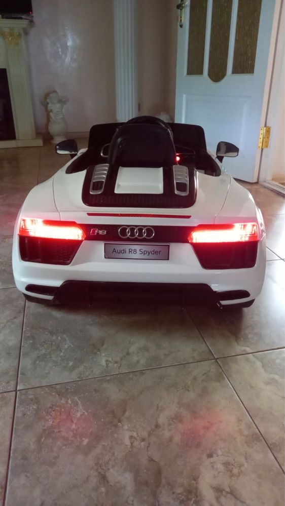 Продам детскую машинку  Audi R8 Spyder