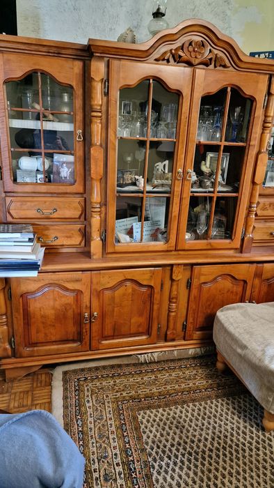 Kredens w dobrym stanie.