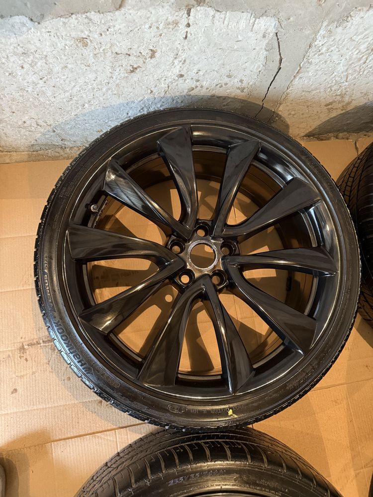 Диски с резиной тесла р 20. Tesla model 3. R 20
