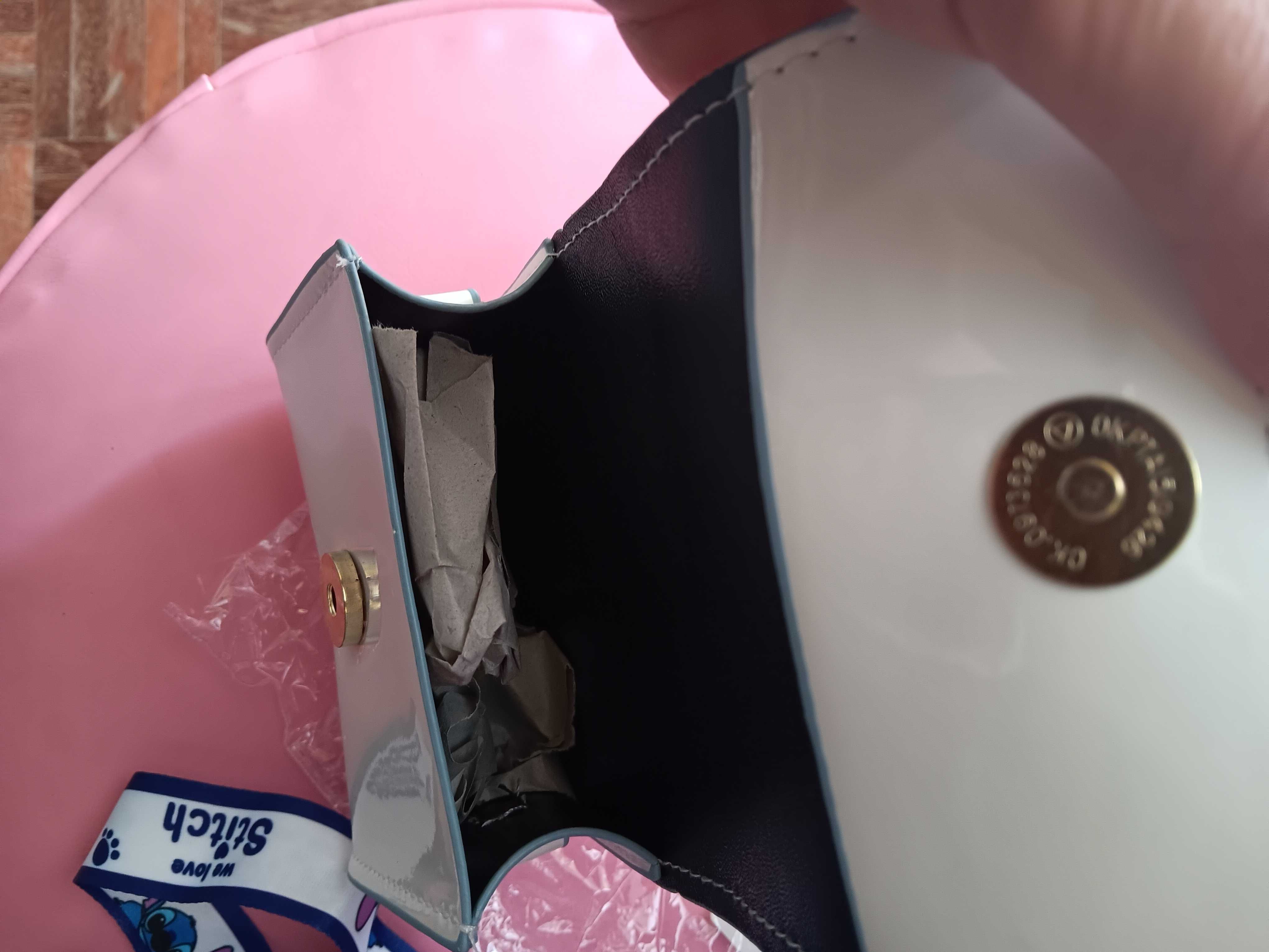 Bolsa pequena rígida Stitch com alça regulável