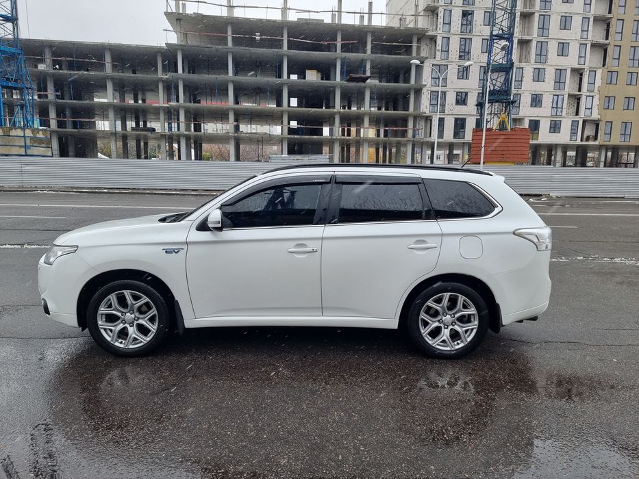 Mitsubishi Outlander PHEV 2014