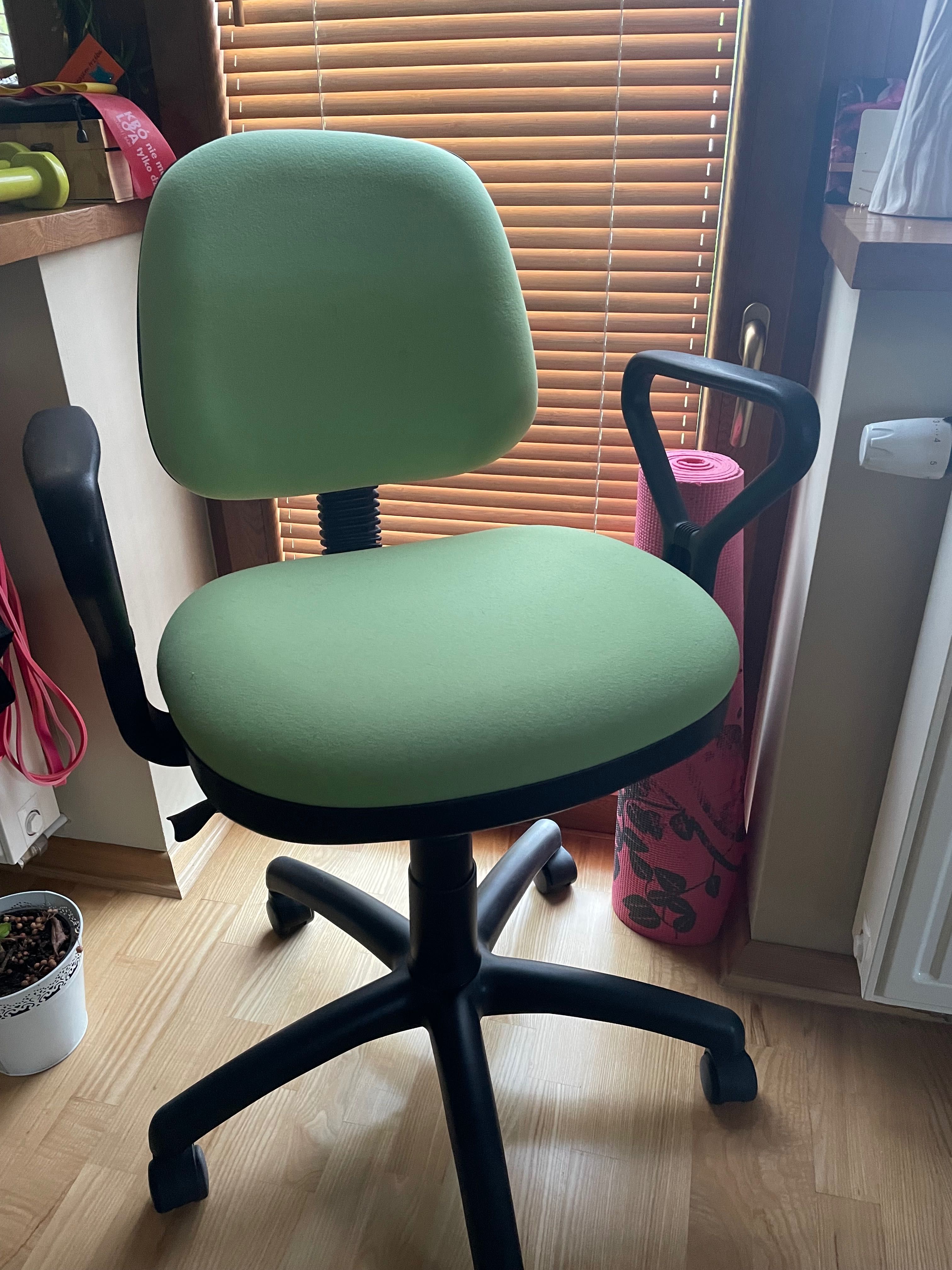 Krzesło biurkowe dla dziecka na kółkach