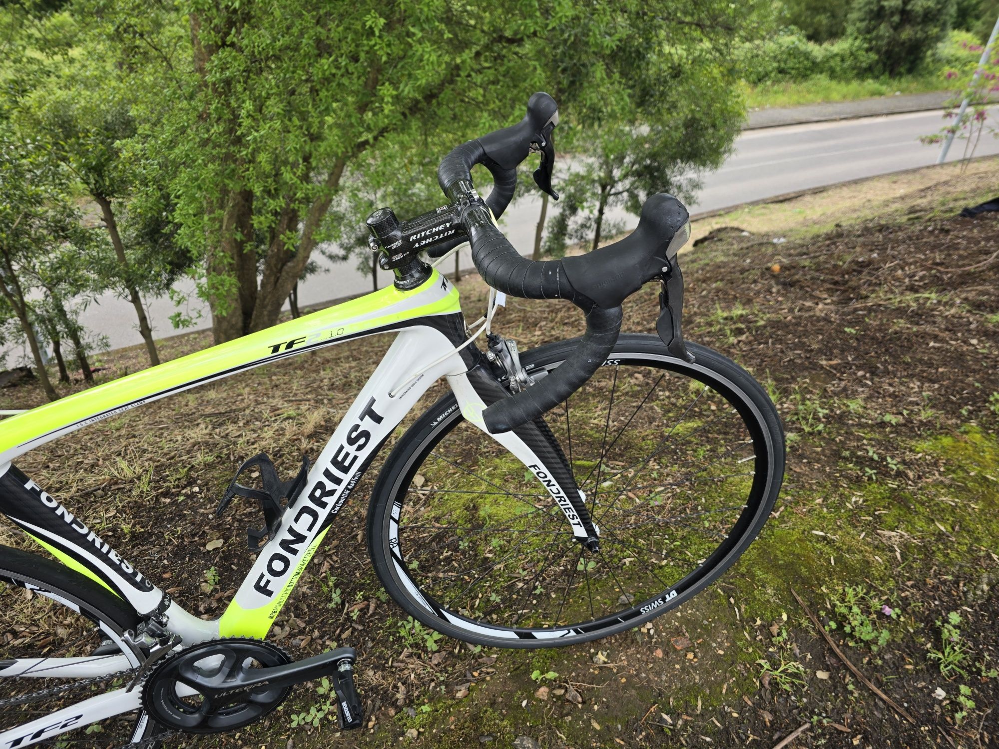 Fondriest de carbono bem equipada