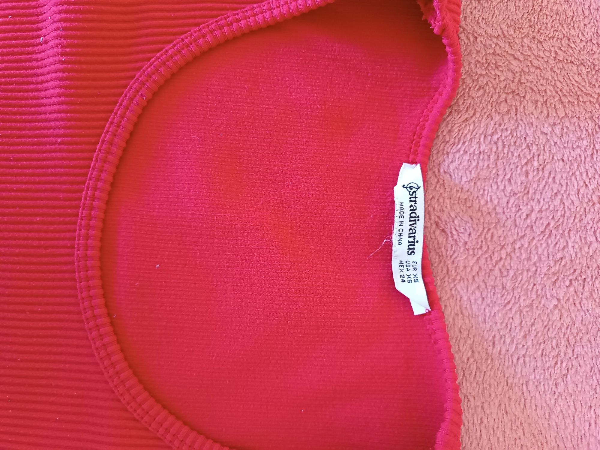 top vermelho, mulher