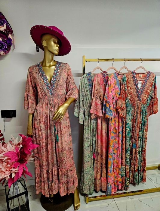 Meble, manekiny wieszaki zlote - butik.