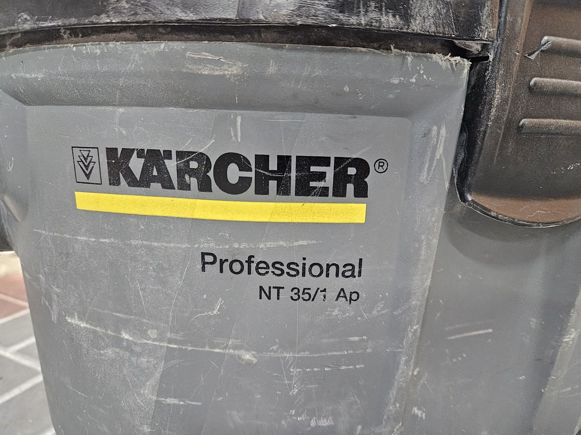 Пилосос для сухого та волого прибирання Karcher NT 35/1 AP