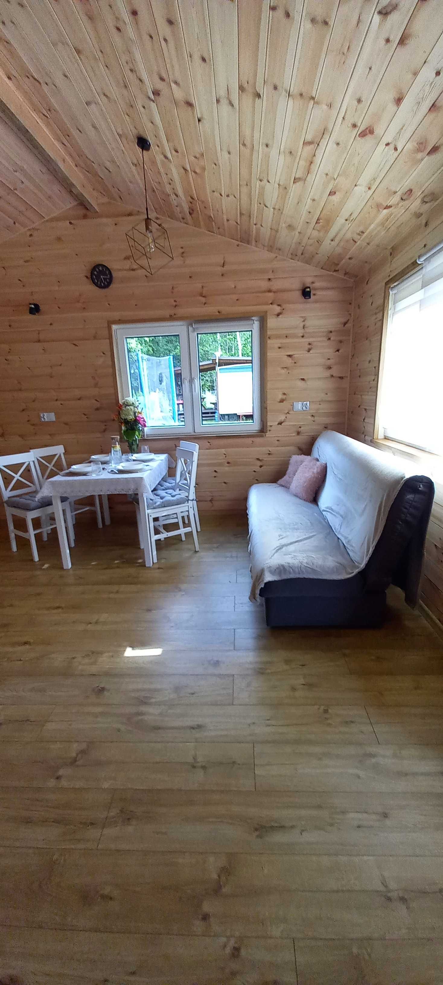 Wolne terminy wynajęcia domku 6-osobowego nad jeziorem od ręki