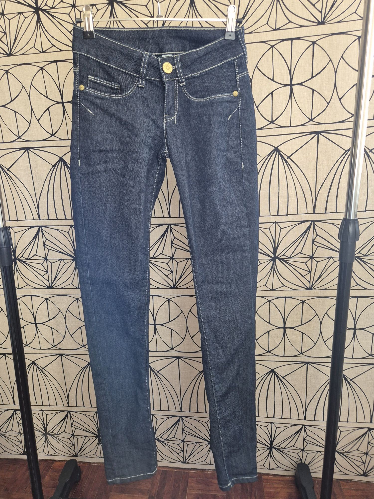 Calças de ganga skinny azul escuro T32 Bershka 

Corte justo, com cost