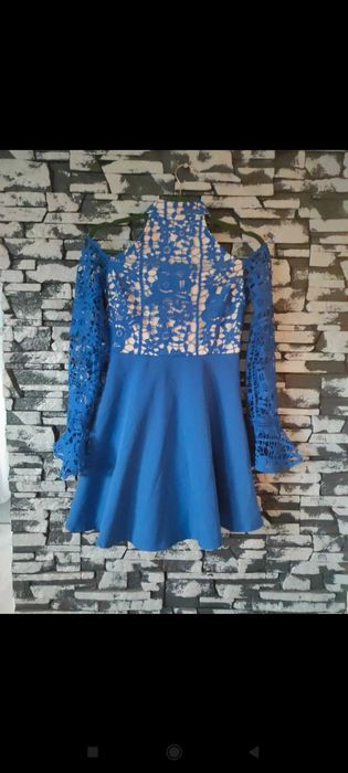 Piękna chabrowa sukienka z koronką odkryte ramiona