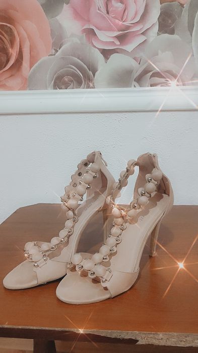 Босоножки на шпильке.