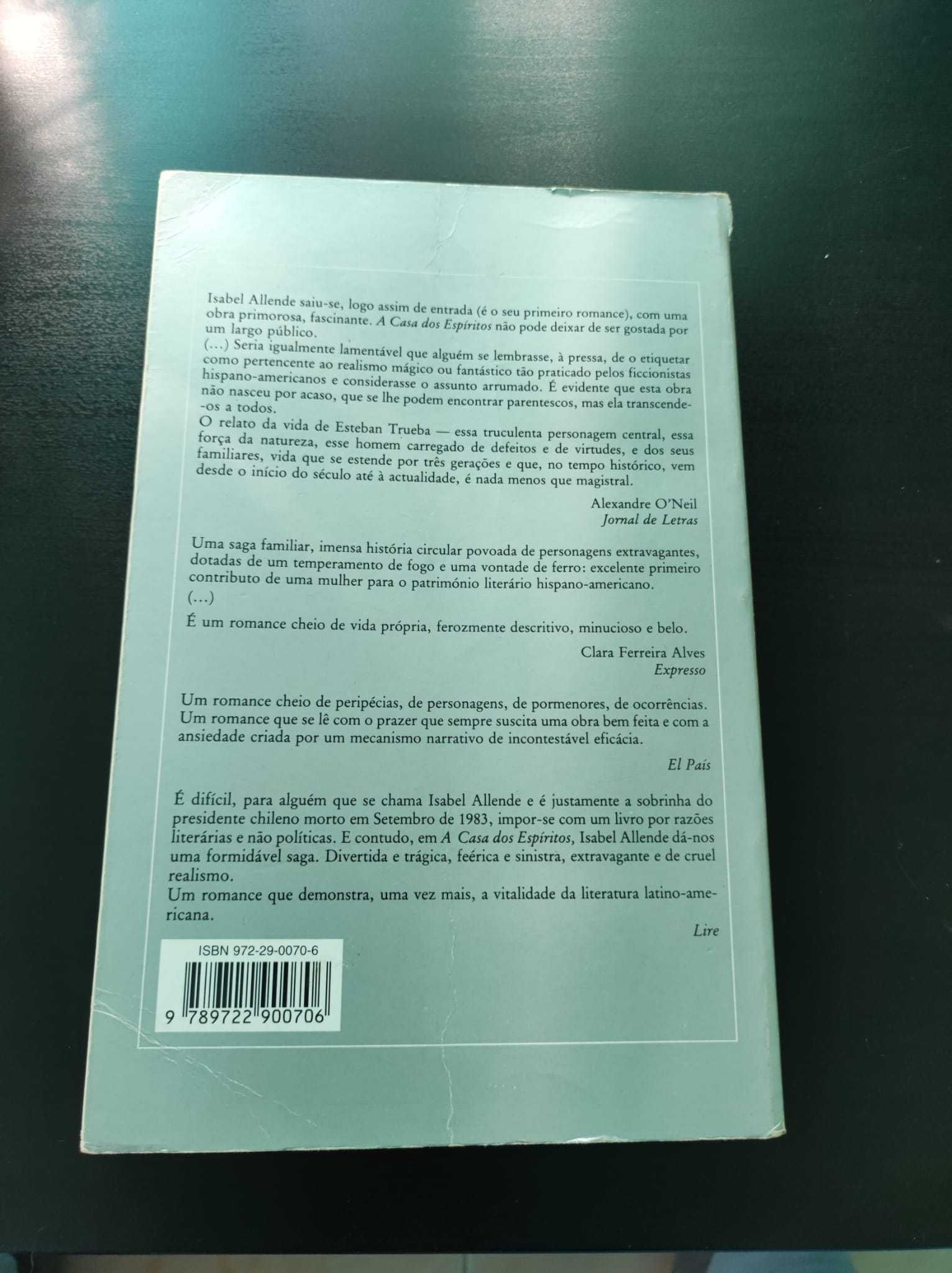 Livro A Casa dos Espíritos de Isabel Allende em estado razoável