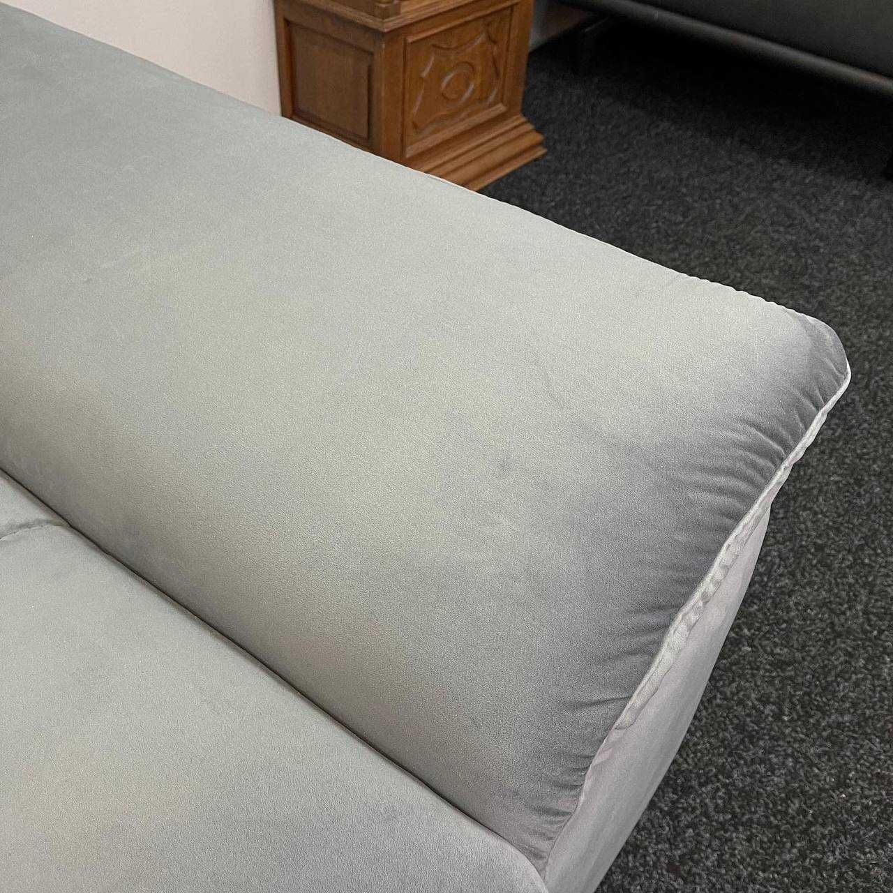 Сірий розкладний диван в тканині