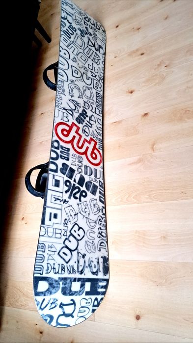 Sprzedam deskę snowboardową w komplecie z butami, kaskiem i goglami.