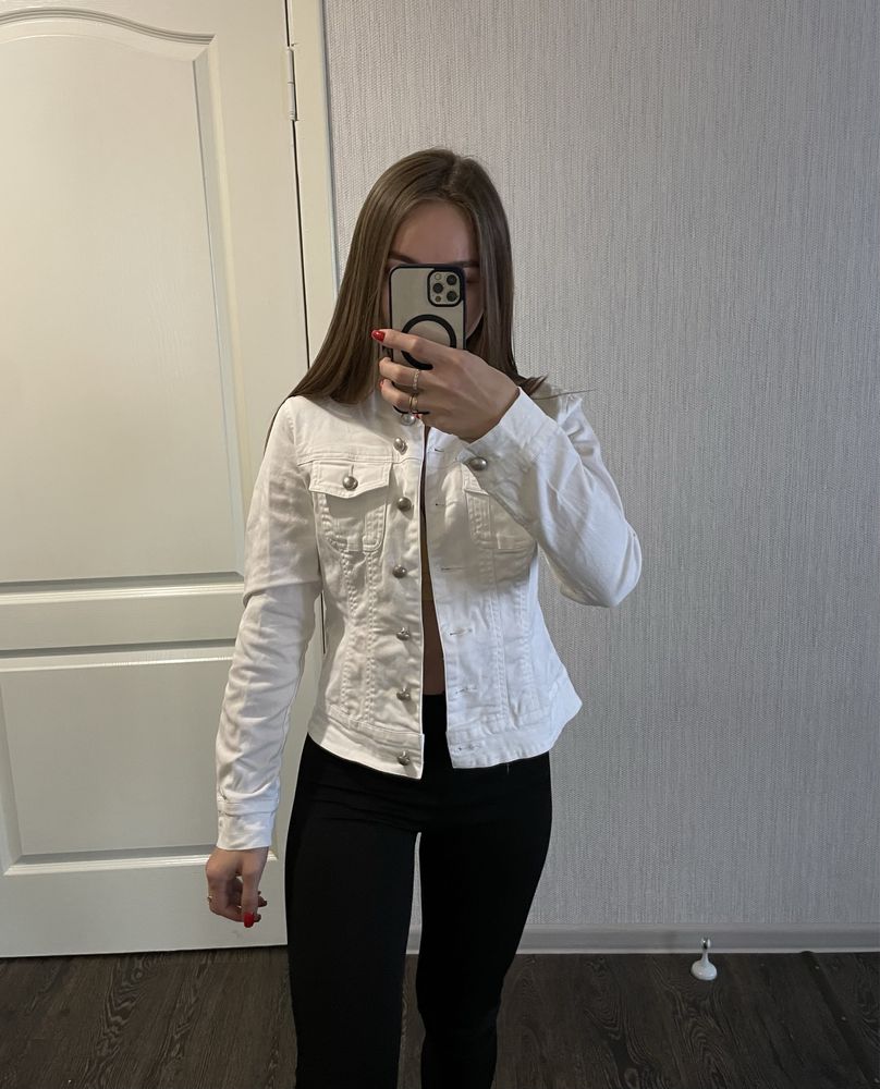 Стильная белая джинсовая куртка хс-с