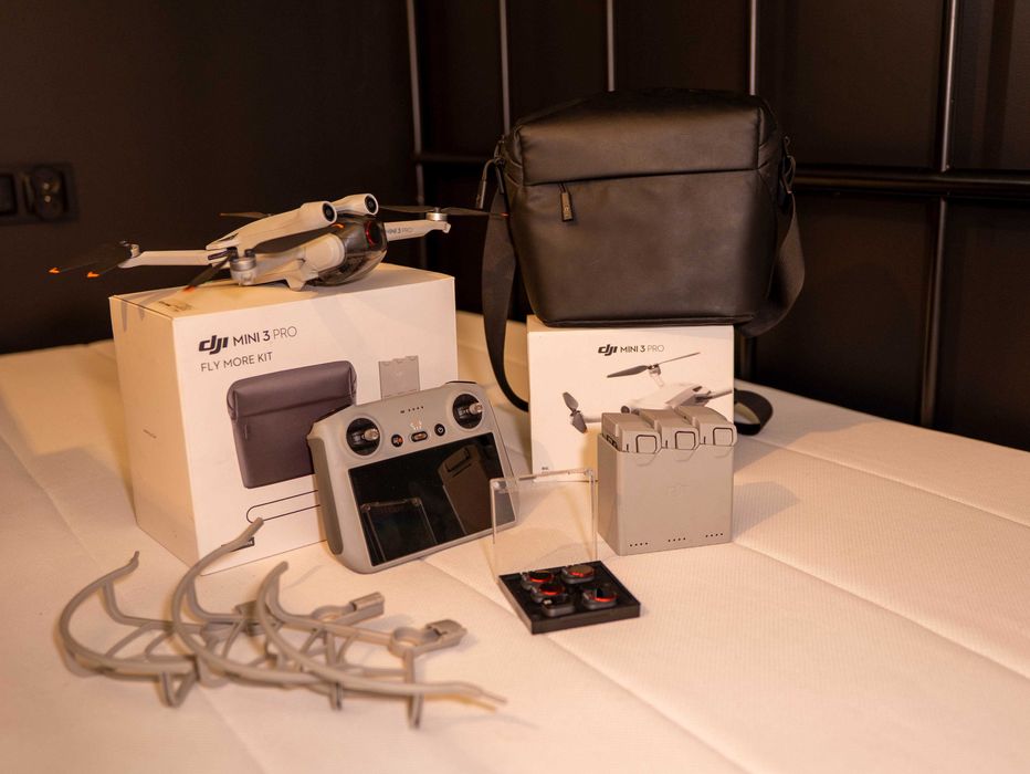 Dron DJI Mini 3 pro FLY MORE COMBO z aparaturą RC.