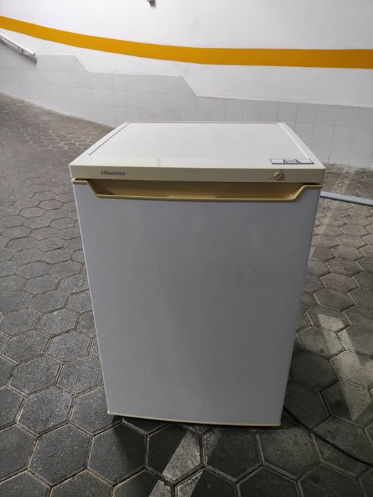 Arca congeladora vertical pequena Hisense em excelente estado