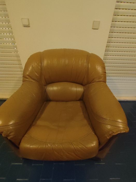 Sofá de três lugares e poltrona em couro