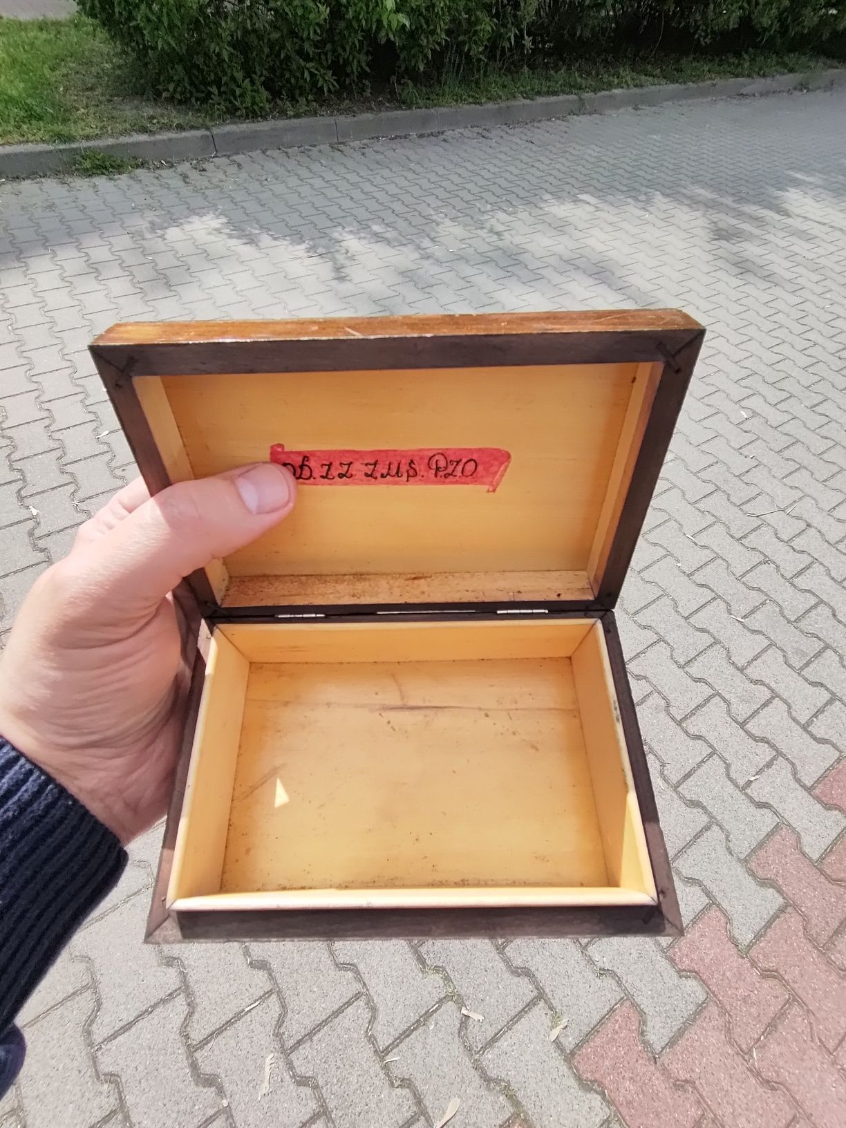 Stary kuferek z herbem miasta Słupsk, rzeźbiony ładny, urzędowy.