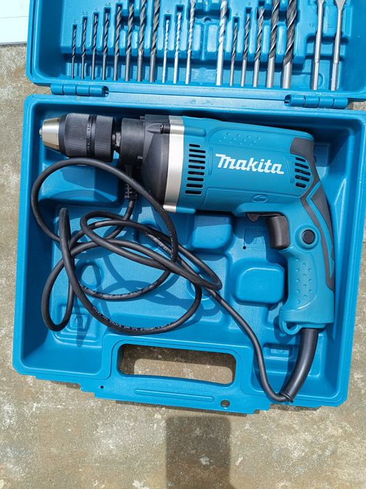 Makita Hp1631Kx3 Wiertarka Udarowa w Walizce 710w  74-częściowy Zestaw